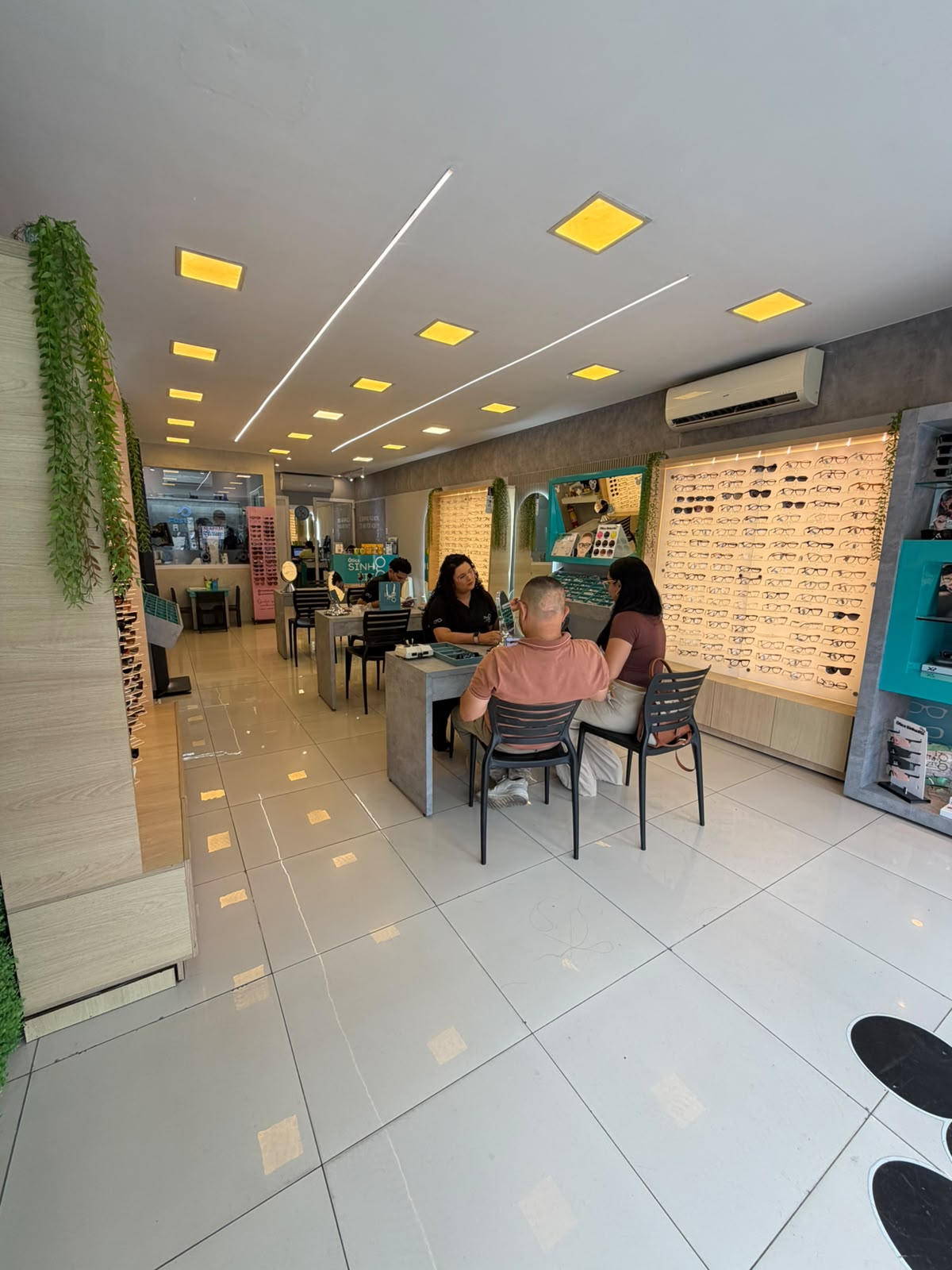 Interior da loja Ótica Sinhazita com atendimento a clientes